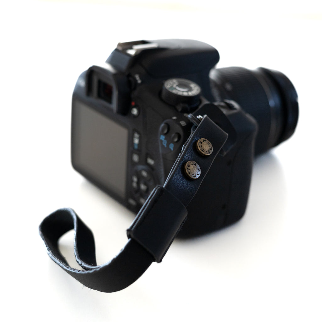 Håndledsrem i læder til kamera, spændes sikkert på kameraet og kan spændes tæt til håndleddet