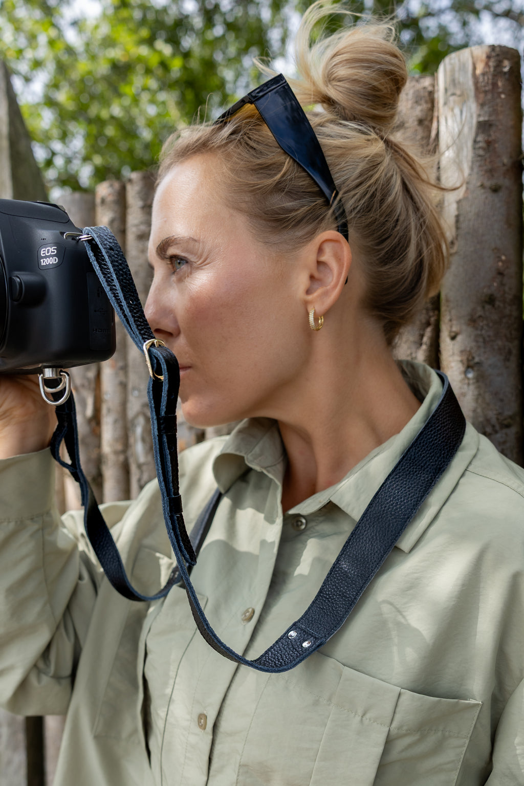 Justérbar kamerarem i sort læder
