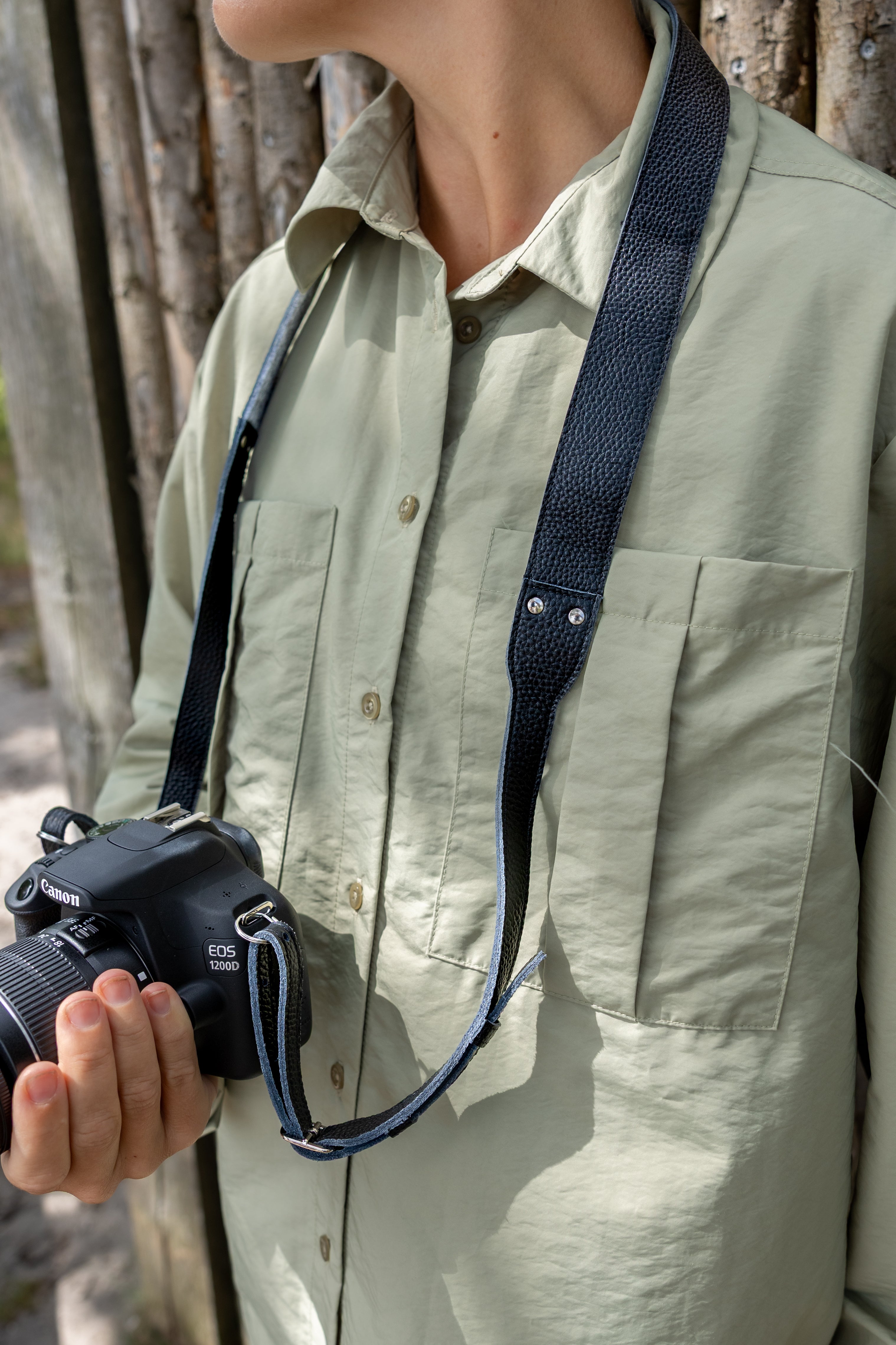 Justérbar kamerarem i sort læder