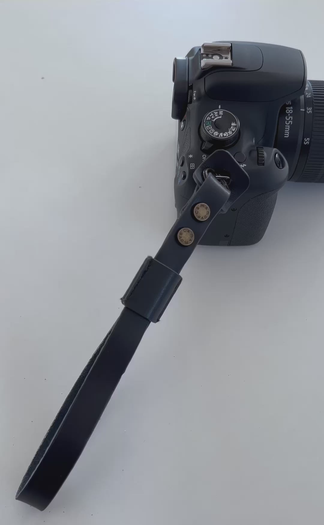 Håndledsrem i læder til kamera, kan spændes så den passer til alle håndled